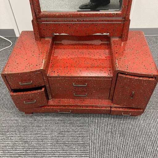 赤い漆塗りの鏡台