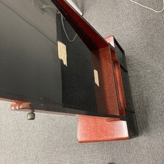 赤い漆塗りの鏡台の画像