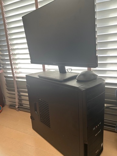 パソコンモニターとデスクトップ