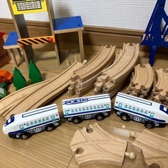 【トイザらス】imaginariumのシティトレインセット＋α（木製の車、列車）の画像