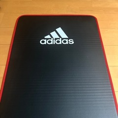 adidas(アディダス)　厚め 幅広 10mm 耐久性 トレーニングマット/ヨガマット 滑り止め ストラップ付の画像