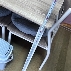 セットの食卓と椅子の画像