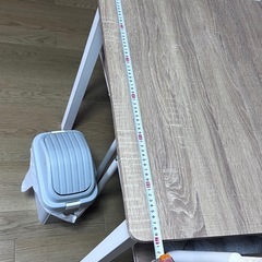 セットの食卓と椅子の画像