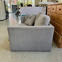 サ2511-410 ファブリック ロー ソファ 2人掛け ライトグレー クッション付き 毛玉 
汚れ有りの画像