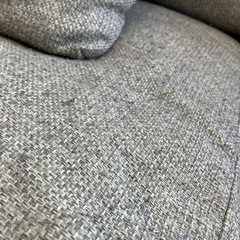 サ2511-410 ファブリック ロー ソファ 2人掛け ライトグレー クッション付き 毛玉 
汚れ有りの画像