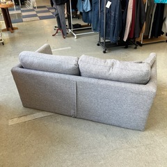 サ2511-410 ファブリック ロー ソファ 2人掛け ライトグレー クッション付き 毛玉 
汚れ有りの画像