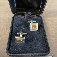 カフスとネクタイピンの画像