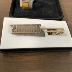 カフスとネクタイピンの画像