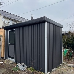 黒の物置の画像