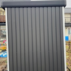 黒の物置の画像