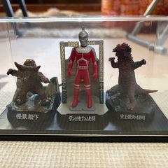 ウルトラセブンと怪獣2体　中古の画像