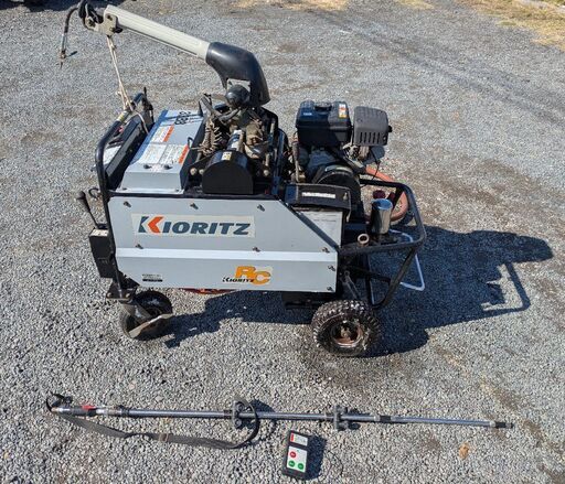 共立  自走式整列巻き取り動噴 VRS550/3です。写真の切り替え畦畔ノズル付きです。　リモコン巻き取りと停止できます。