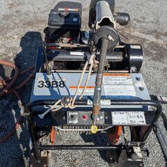 共立  自走式整列巻き取り動噴 VRS550/3です。写真の切り替え畦畔ノズル付きです。　リモコン巻き取りと停止できます。の画像