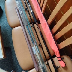 海釣り用の竿とクーラーボックスの画像