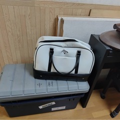 ゴルフバック、クラブ、靴の画像