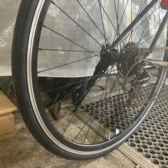 【クロスバイク 6段変速 700×28C 前後タイヤ、サドル、前ブレーキシュー新品交換済】すぐお乗り頂けます！一部地域送料無料！防犯登録別途600円（必須）の画像