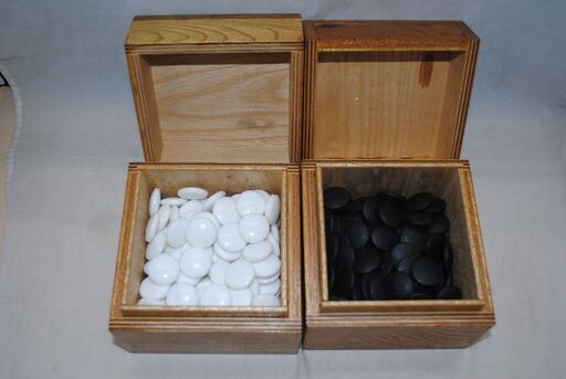 昭和レトロ　囲碁　碁石 1755] 囲碁 碁石 白黒 各132個 セット 厚さ約4mm 昭和 レトロ (アント