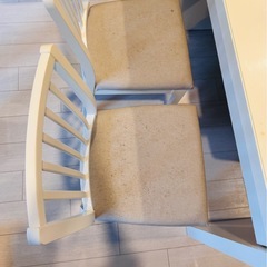 IKEAテーブル、IKEAチェア(2つ)セットの画像