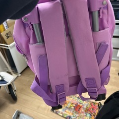 キャラクター顔デザイン パープルキャリーリュックの画像