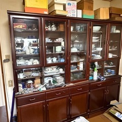 食器棚及び食器多数の画像