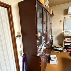 食器棚及び食器多数の画像