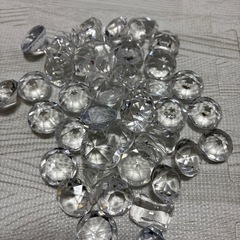 大量キラキラ宝石　ケース付きの画像