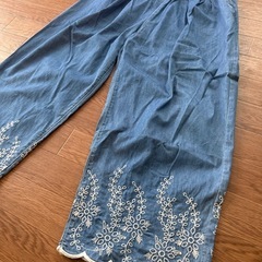 刺繍デザインデニムパンツ Mサイズ カジュアルパンツの画像