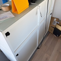 IKEAの組み合わせ食器棚の画像