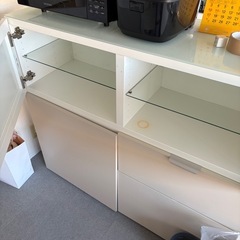 IKEAの組み合わせ食器棚の画像
