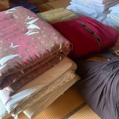 不要な布団、座布団、シーツなどたくさんあります
の画像
