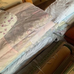 不要な布団、座布団、シーツなどたくさんあります
の画像