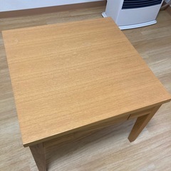 丈夫なテーブル　無垢材使用の画像