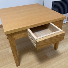 丈夫なテーブル　無垢材使用の画像