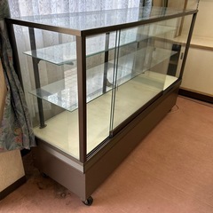ガラスショーケースの画像