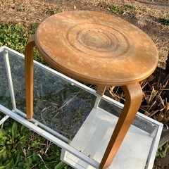 木製椅子の画像