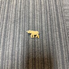 アフリカ　MPATAの象とサイのピンバッジ2個セットの画像