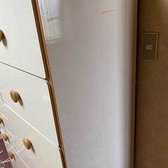 可愛らしい白のタンスの画像