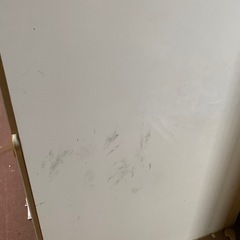 可愛らしい白のタンスの画像