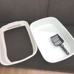 ③ 未使用 猫用トイレ 防滴仕様 スコップ付き 猫専用 幅29.5㎝ ホワイト系 ペット用品 西岡店の画像