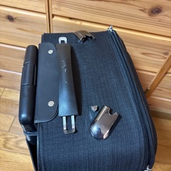 キャリーバッグ　黒　取っては壊れてますが、横や持ち手は使えます。高さ50センチ横33センチマチ20センチです。の画像