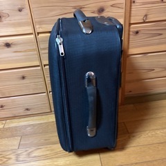 キャリーバッグ　黒　取っては壊れてますが、横や持ち手は使えます。高さ50センチ横33センチマチ20センチです。の画像