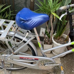 新聞屋さんの自転車の画像