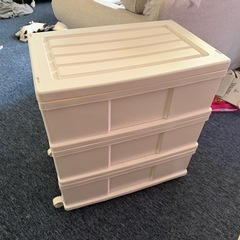 ローラー付き衣装ケースの画像