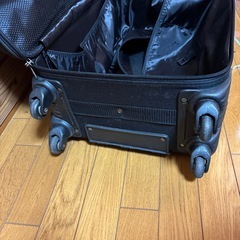 大きめ、布キャリーバッグ　4輪　ポケット前後ろで3つあります　横40センチ縦55センチ、マチ21センチ　帰省に　黒の画像