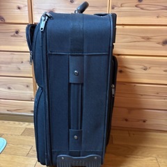 大きめ、布キャリーバッグ　4輪　ポケット前後ろで3つあります　横40センチ縦55センチ、マチ21センチ　帰省に　黒の画像