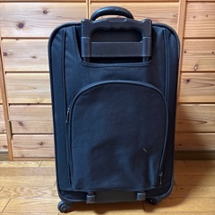 大きめ、布キャリーバッグ　4輪　ポケット前後ろで3つあります　横40センチ縦55センチ、マチ21センチ　帰省に　黒の画像