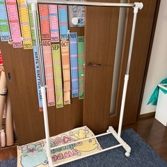 ニトリ　ハンガーラック  縦横伸縮の画像