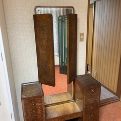 アンティークドレッサーの画像