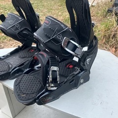 スノーボードビンディング、ブラックサロモンの画像