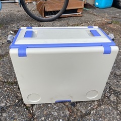 クーラーボックス　プロフィットウィングクーラー　椅子2脚付きの画像